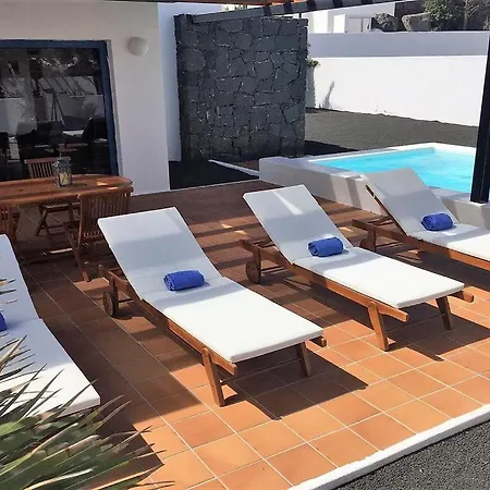 Miramar C7 Is A Beautiful Modern With Private Heated Pool Ac Playa Blanca (Lanzarote)